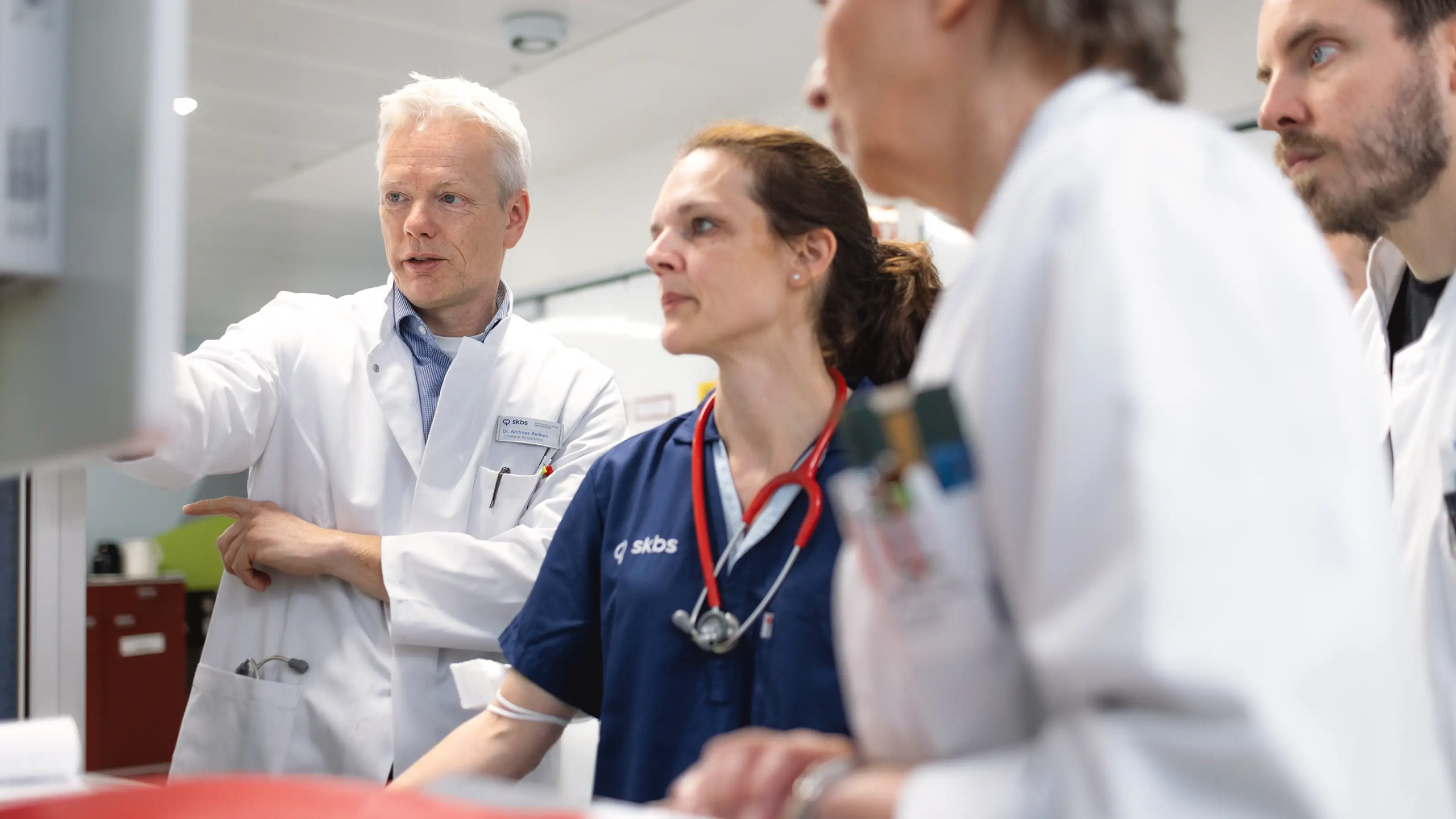 Dr. Beilken auf Visite mit Dr. Anne-Laure Müller, Dr. Astrid Mudler und Cornelius Schneider