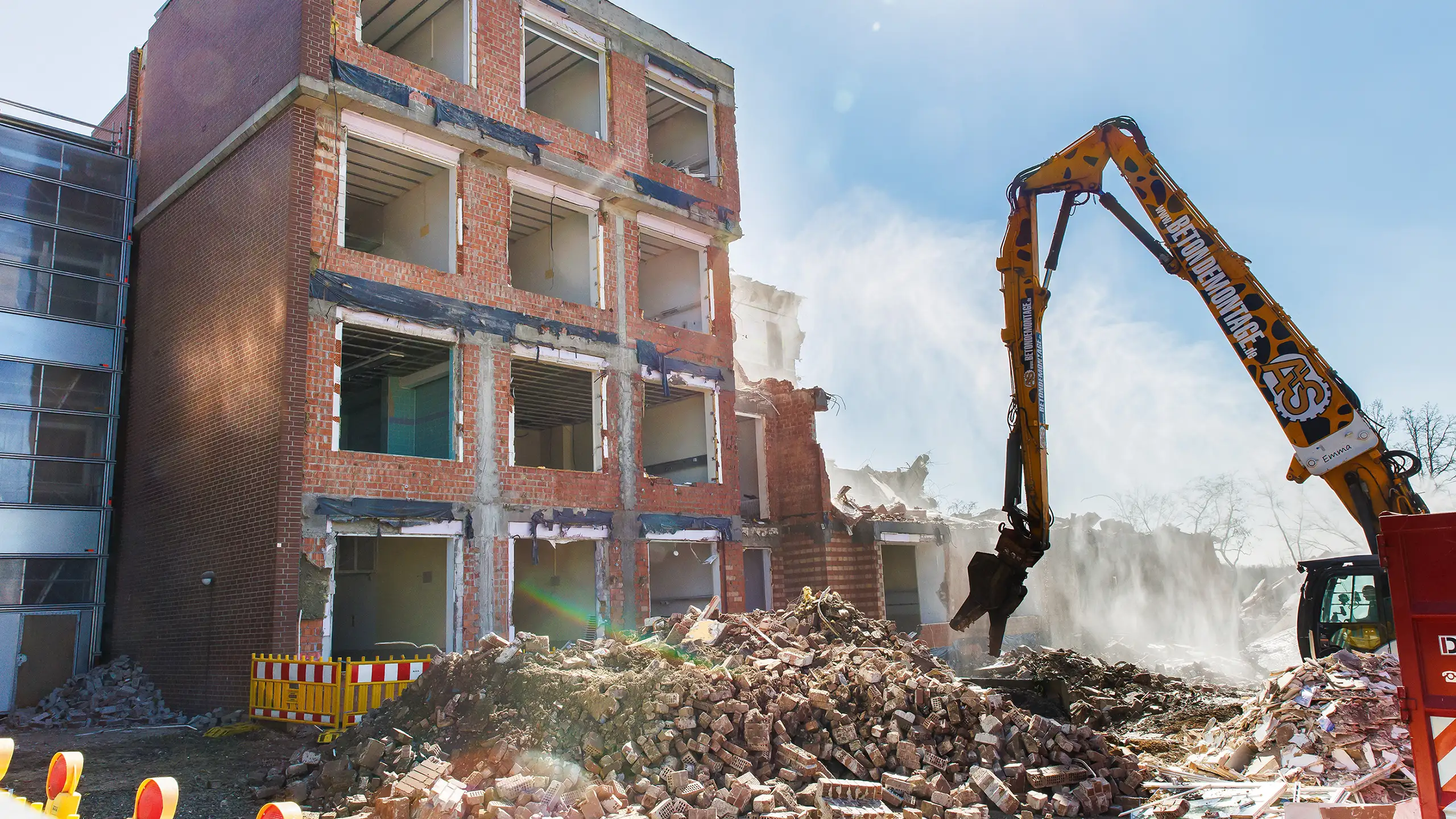 Abriss des großen alten Bettenhauses