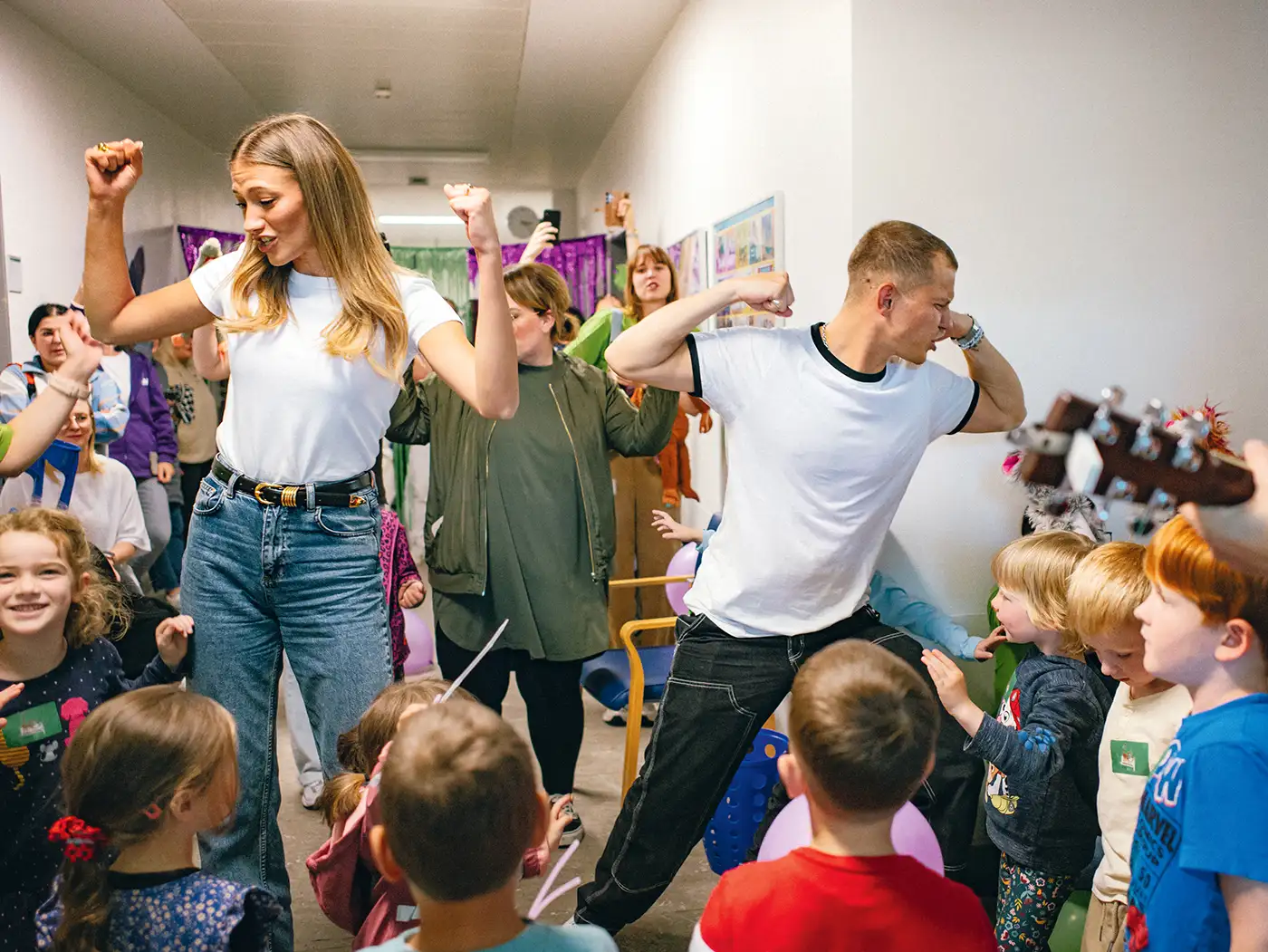 Gregor Hägele und Leony in der Kinderklinik