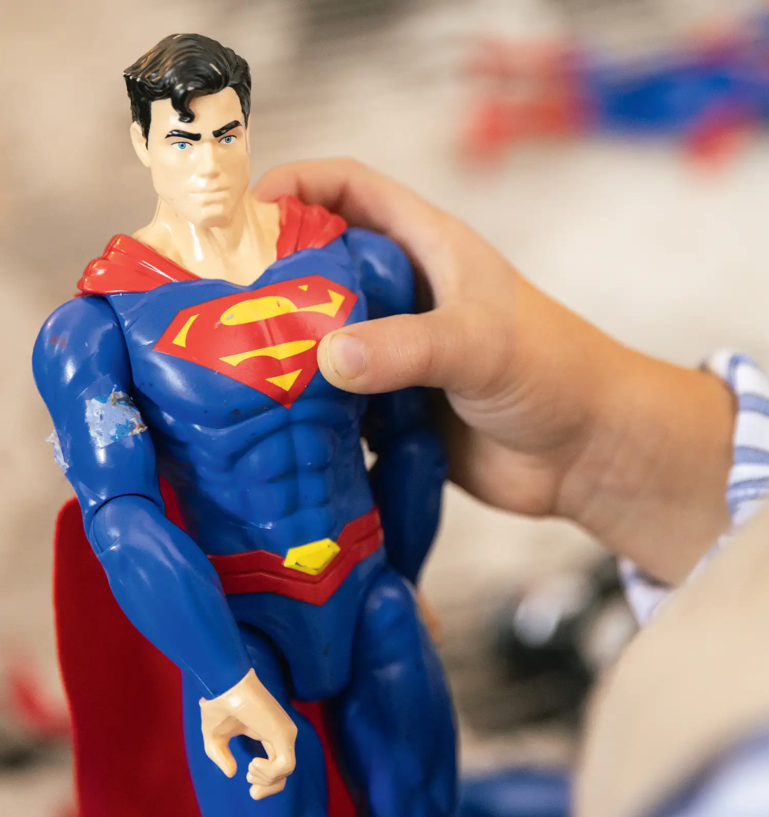 Berkay mit seinen Superheldenfiguren