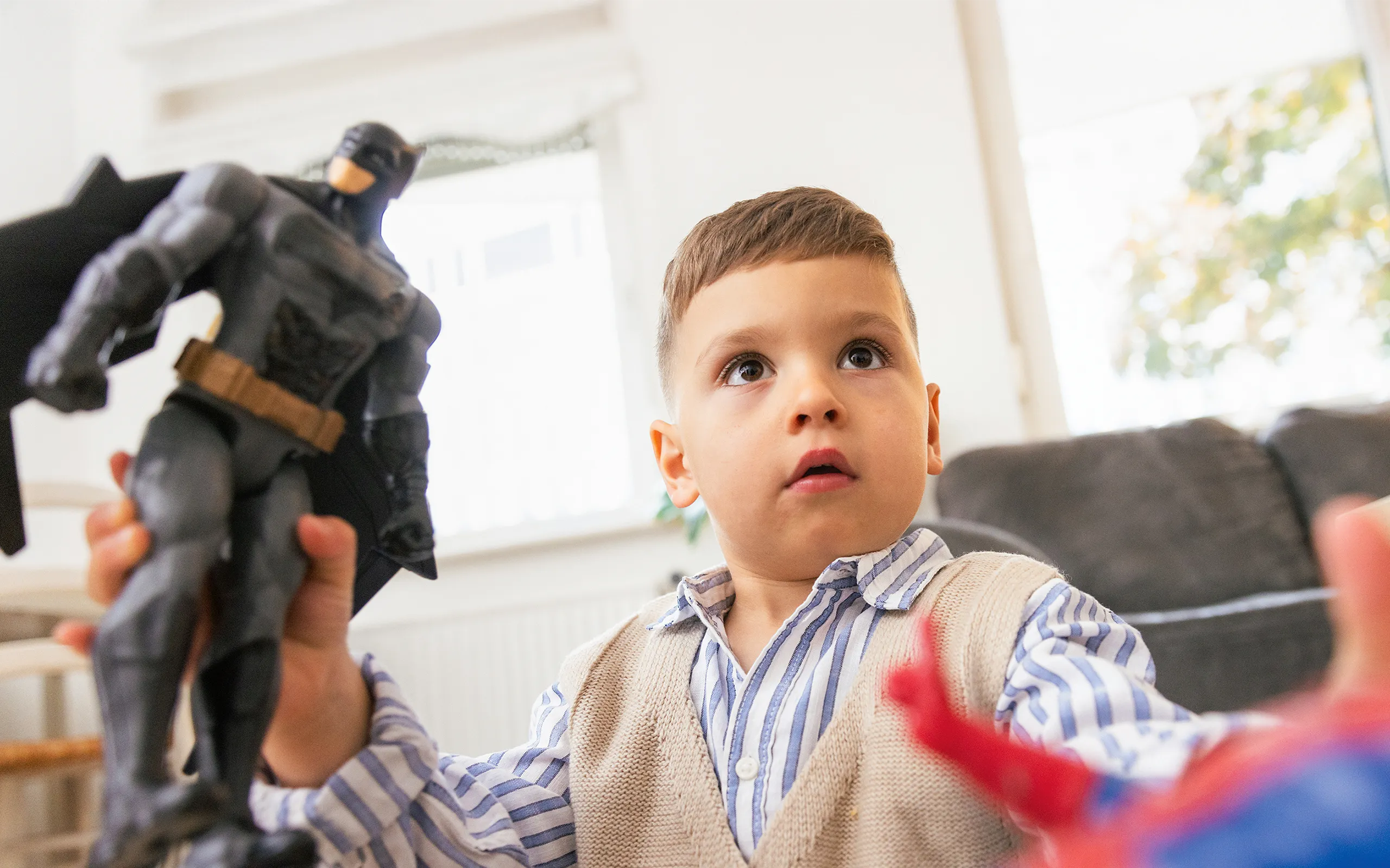 Berkay mit seinen Superheldenfiguren