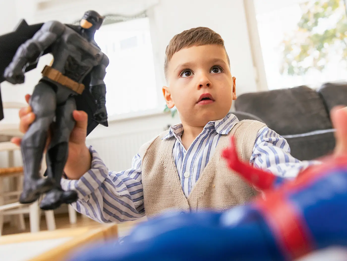 Berkay mit seinen Superheldenfiguren