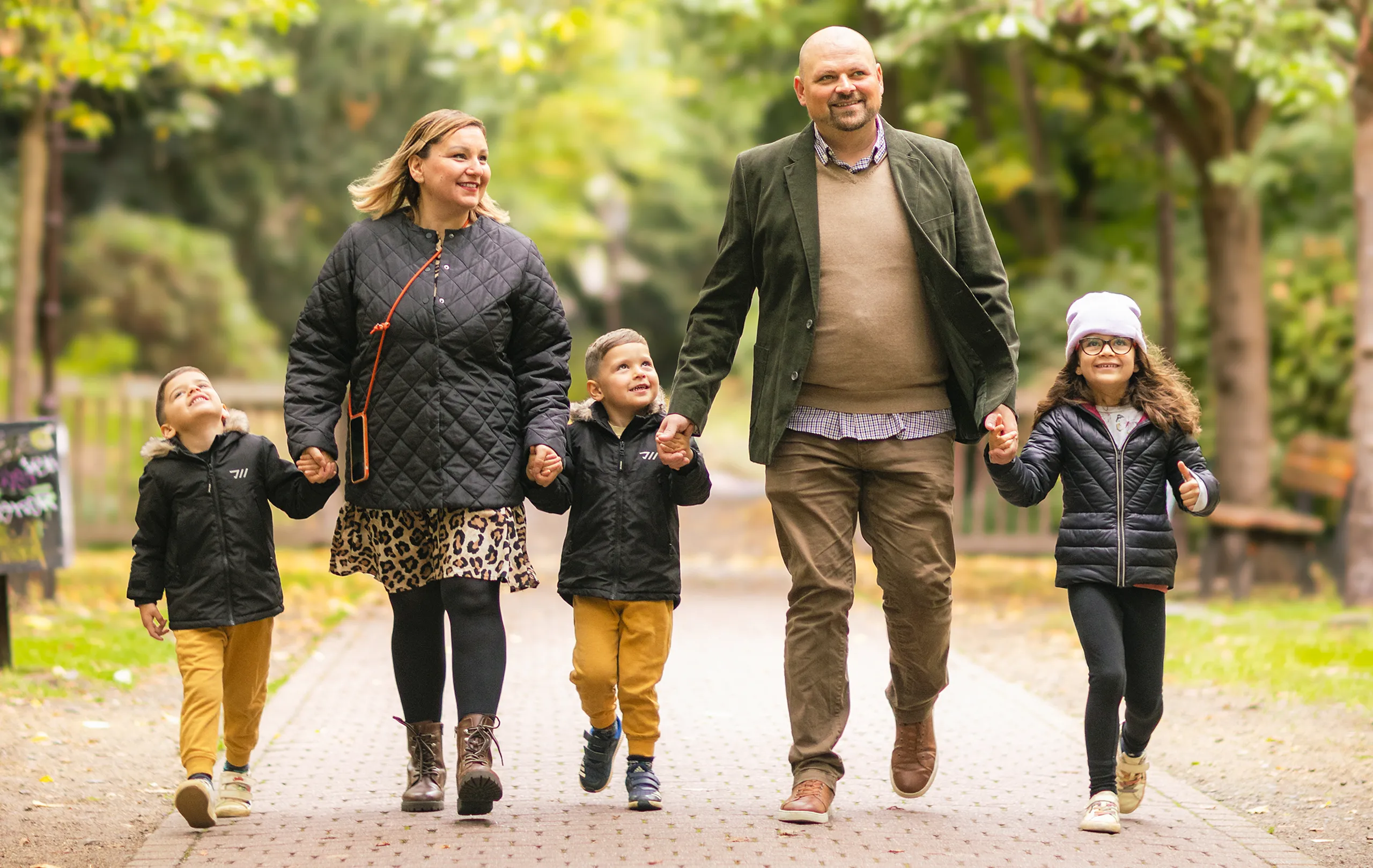 Oezlem und Levent mit ihren drei Kindern