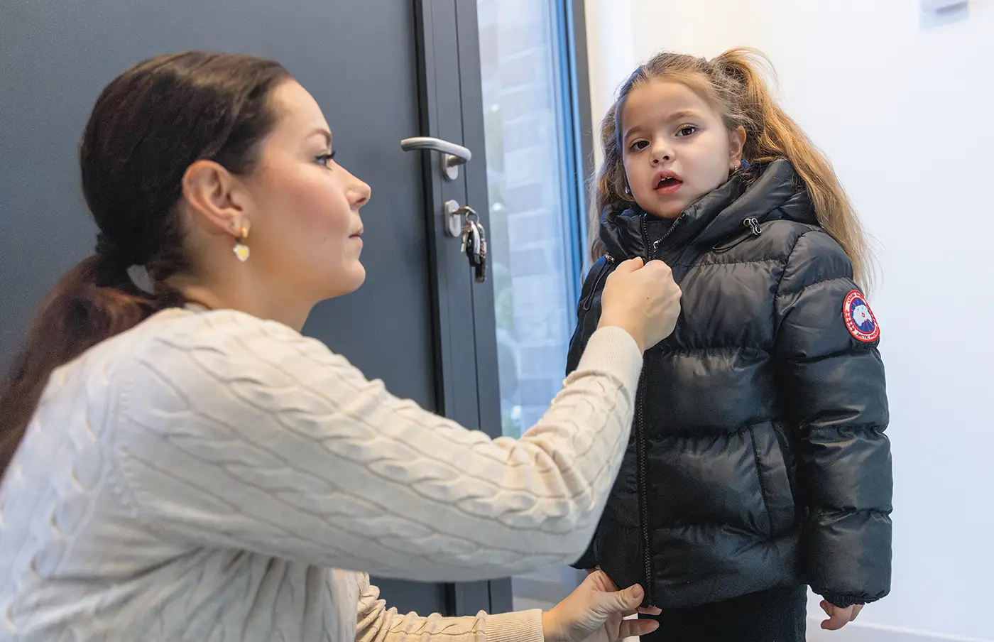 Puls-1-26_Leyla Jacke anziehen